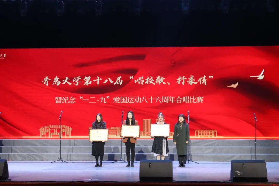 奶奶换药怕疼孙子亲脸颊转移注意力